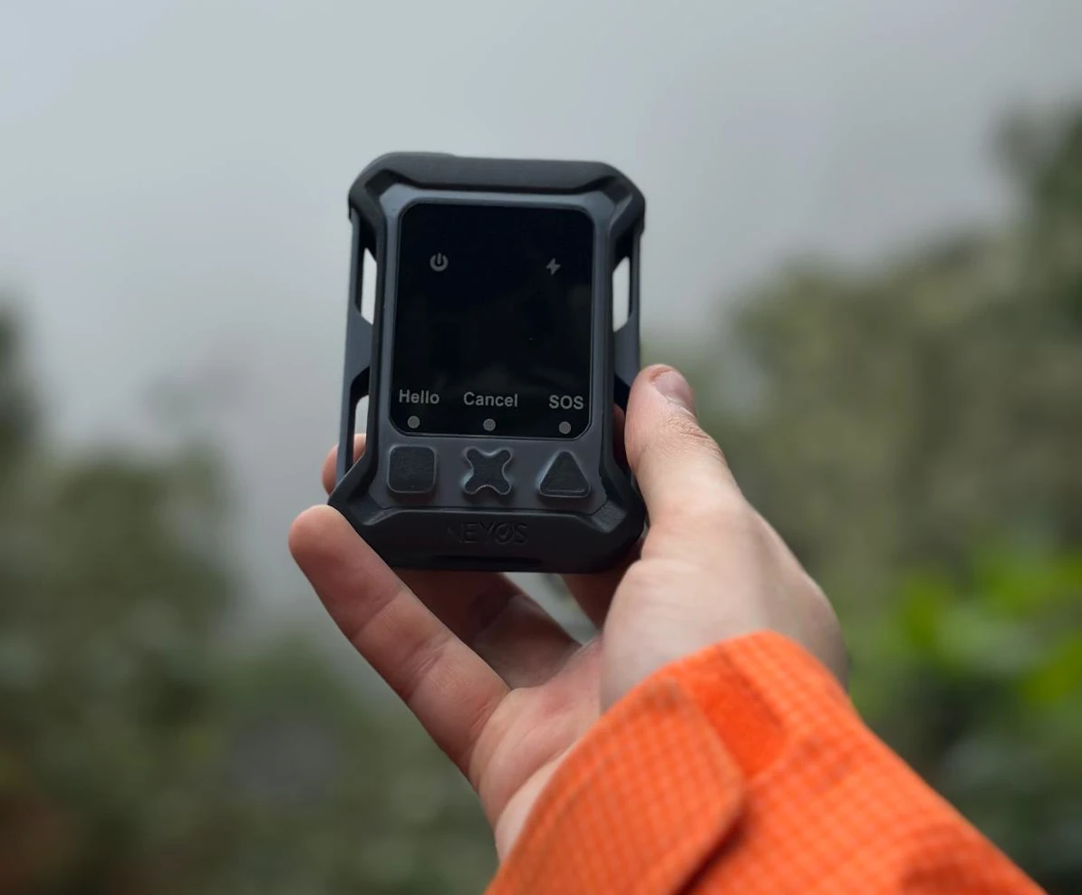 NEYOS _ Une main tient une balise Otrac